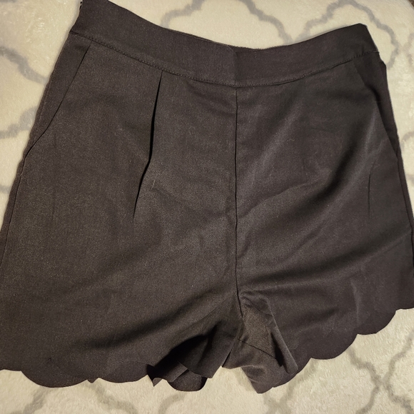 Scalloped black shorts - Picture 1 of 4